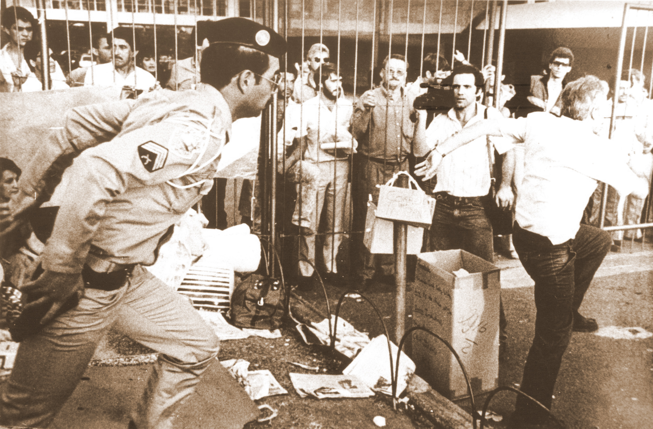 A ditadura já havia terminado, mas isso não impediu que os professores em greve fossem massacrados pela polícia em 30 de agosto de 1988, no Centro Cívico. Foto: Arquivo APP-Sindicato