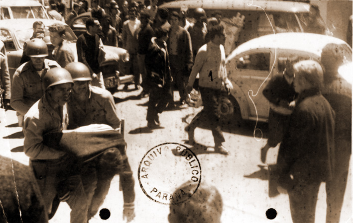 Polícia reprime estudantes no centro de Curitiba. Foto: Arquivo Público do Paraná.