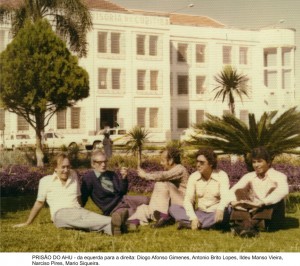 Da esquerda para a direita: os presos políticos Diogo Afonso Gimenes, Antonio Brito Lopes, Ildeu Manso Vieira, Narciso Pires e Mario Siqueira no pátio do presídio do Ahú. Foto: Arquivo Narciso Pires