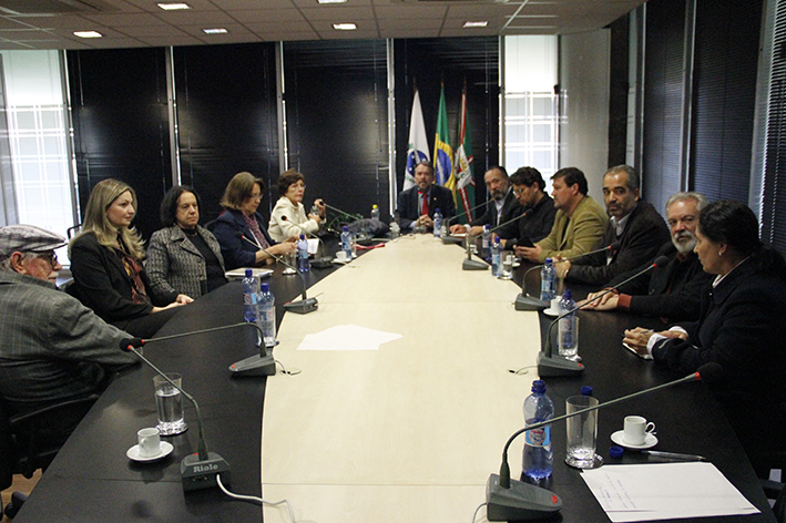 Reunião da CEV-PR com Rosa Cardoso nas instalações do Ministério Público do Paraná.