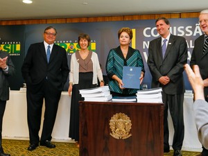 Dilma e membros da Comissão da Verdade na cerimônia de entrega do relatório (Foto: Roberto Stuckert Filho/PR)