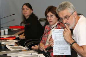 Victoria Basualdo, Rosa Cardoso e Sebastião Neto com o documento apresentado em São Paulo. Foto- Roberto Parizotti/ CUT
