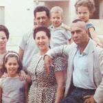 Marighella (à dir.) com a sobrinha Isa no ombro, ao lado da companheira Clara Charf e do resto da família Grinspum em 1962