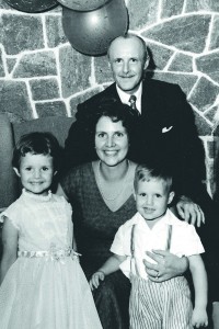  Eugênia Zerbini na infância, com os pais e o irmão,